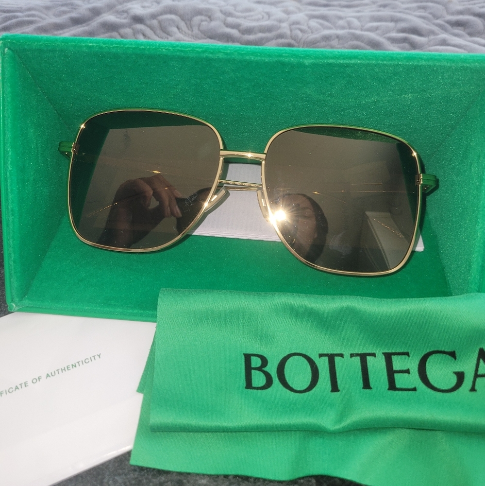BOTTEGA VENETA Sunglasses NWT unisex Gold Aviator Sytle